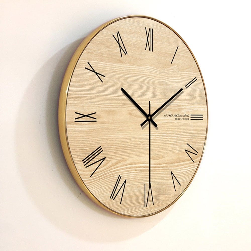 Reloj de Pared de Madera Minimalista colgando