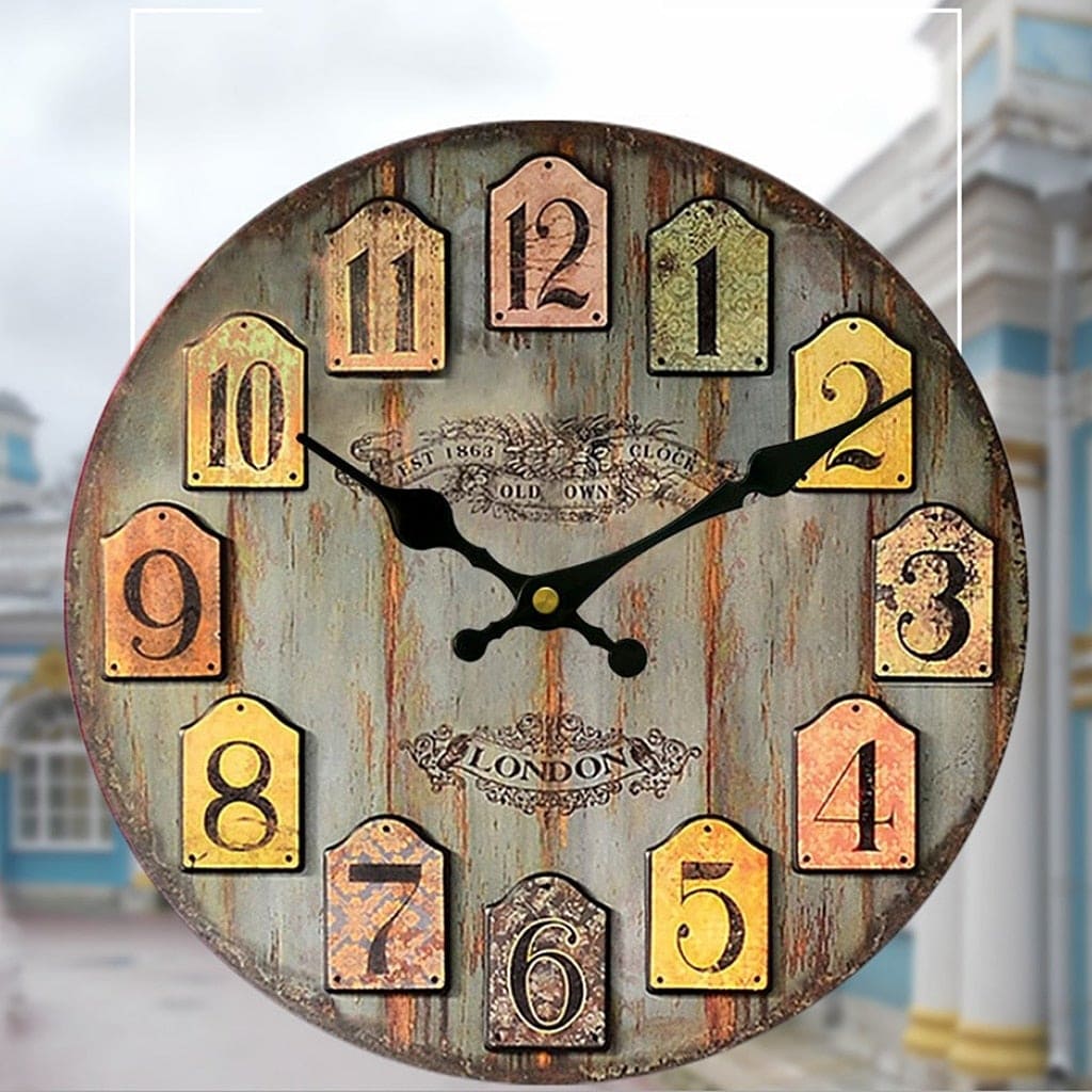 Reloj de Pared de Madera Rústico colgando