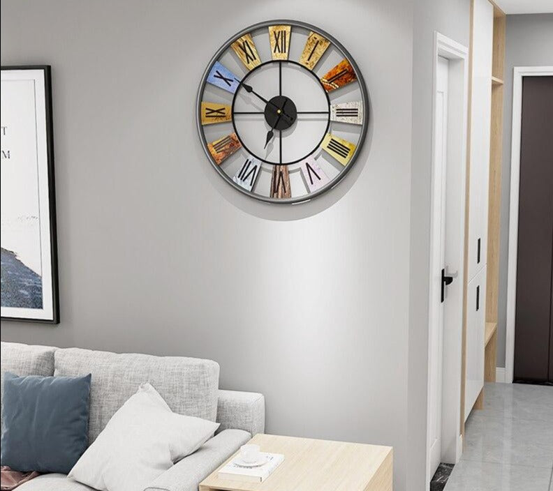 Reloj de Pared Grande de Metal en un piso
