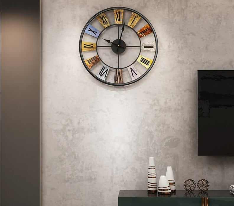 Reloj de Pared Grande de Metal en un muro
