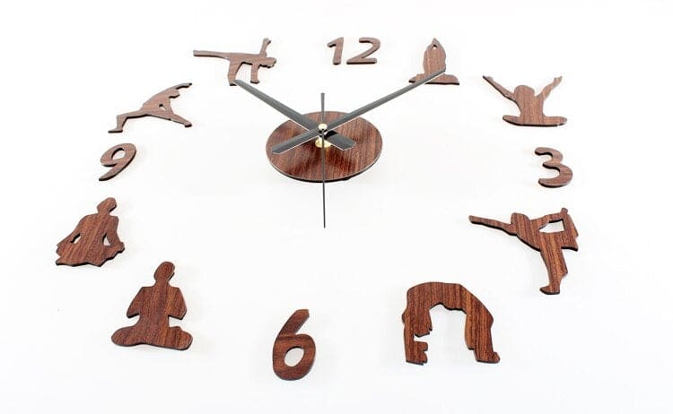 Reloj de Pared de Madera Grande colgando