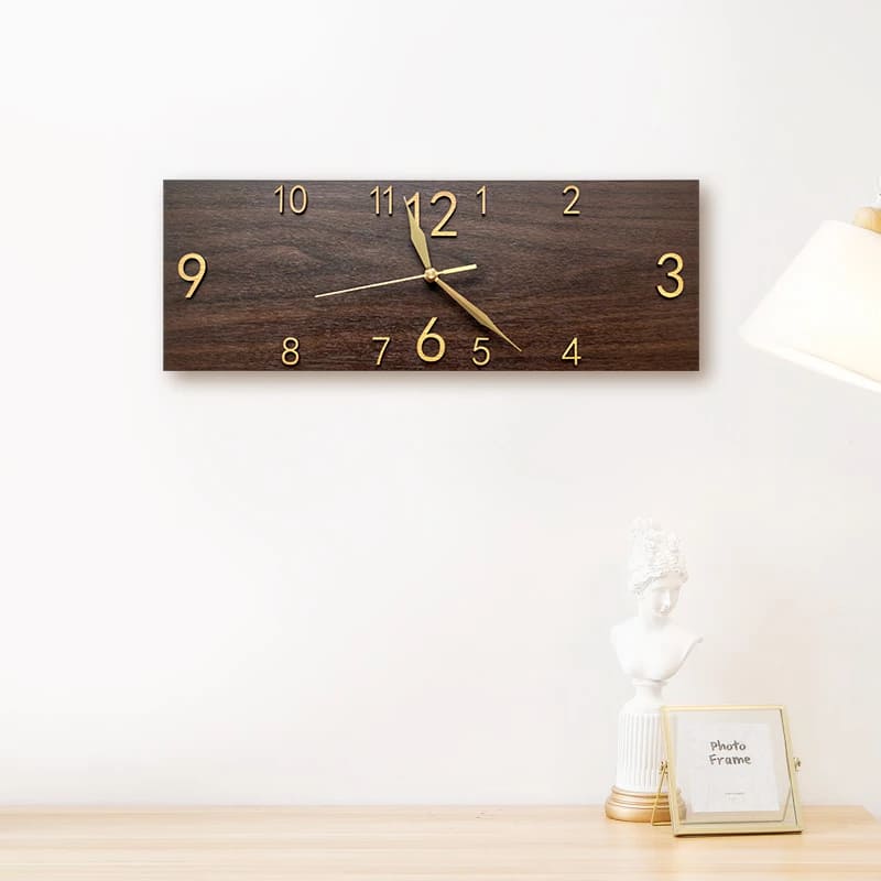 Un Reloj de Pared de Madera colgando