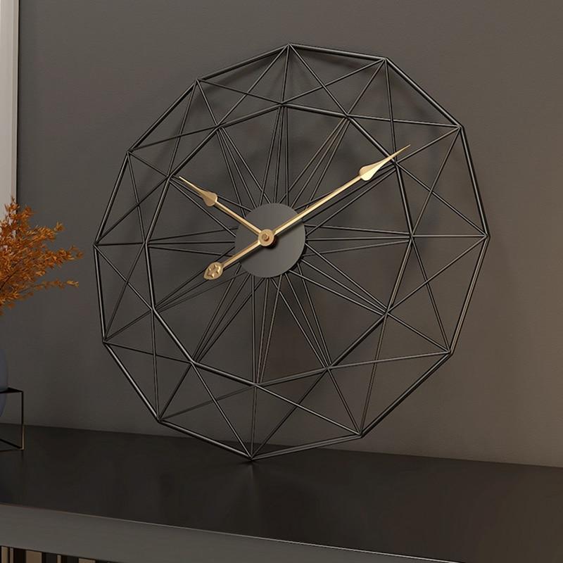 Reloj de Pared Grande Antiguo en el mueblo