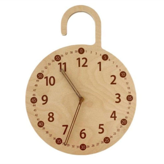 reloj de pared en madera clara