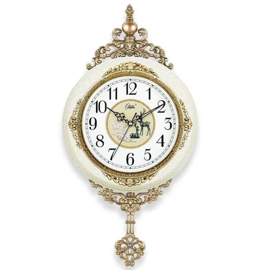 reloj de pared de madera con péndulo