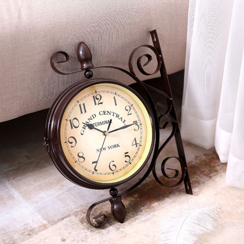 Reloj de Pared Antiguo el europeo en el suelo
