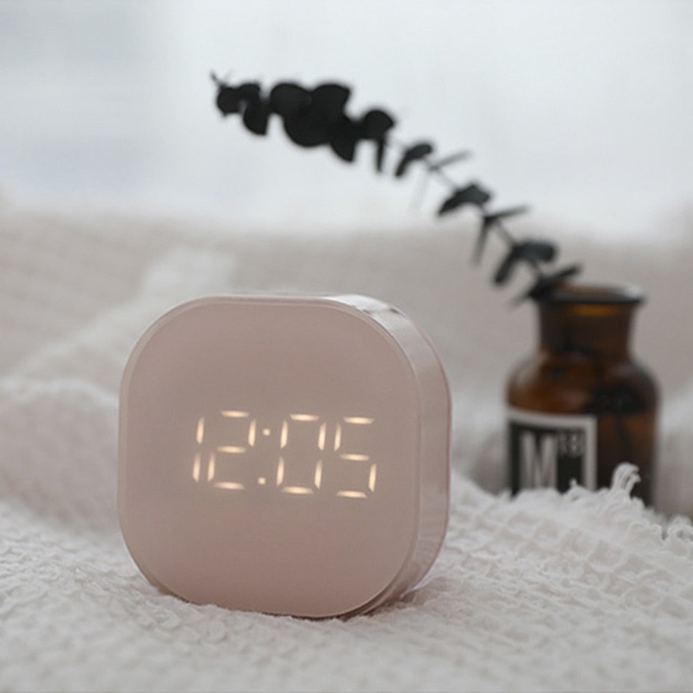 Despertador y alarma en la cama