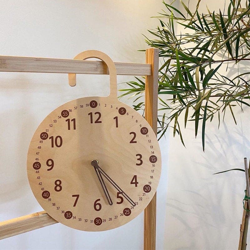 reloj de pared en madera clara colgando