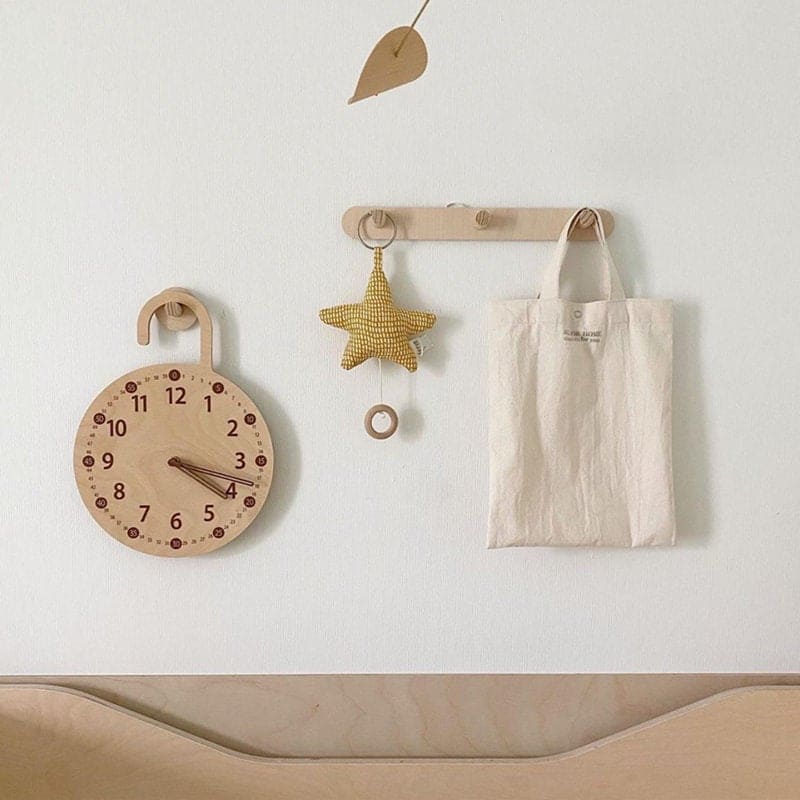 un reloj de pared en madera clara 
