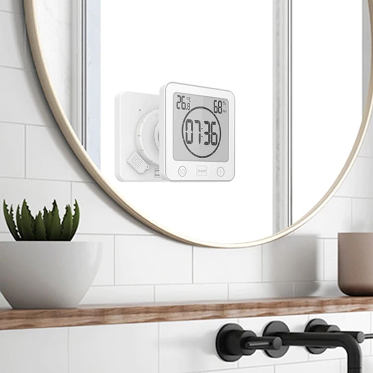 Reloj de pared digital a pilas en el baño